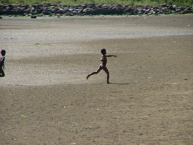 Petit garçon courant sur la plage