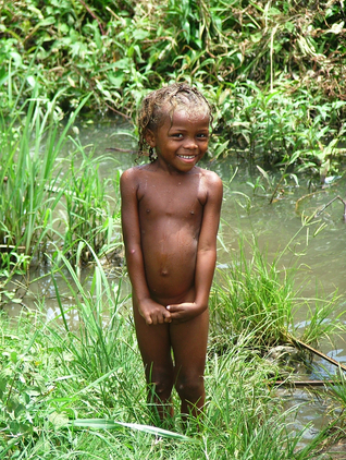 Petite fille au bord d'une rivière