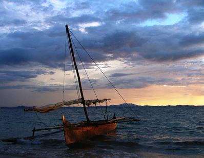 Pirogue échouée sur la plage