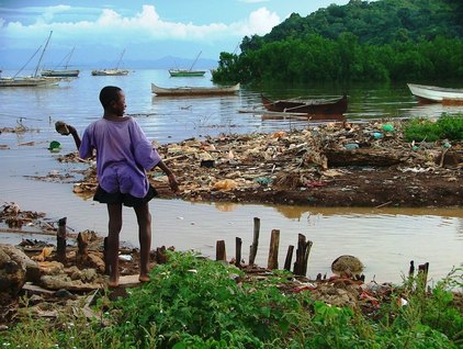 Un enfant jouant dans des détritus